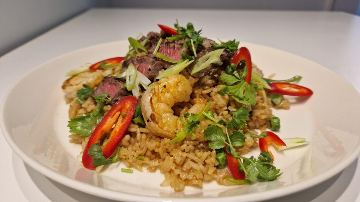 Easy FRIED RICE recipe. Highly custumizable to what you have in you fridge. Today I made it with steak and shrimps