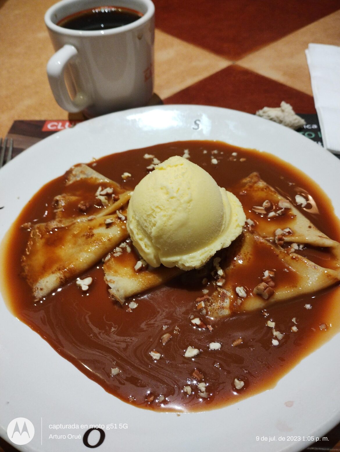 Crepas de cajeta con helado de vainilla