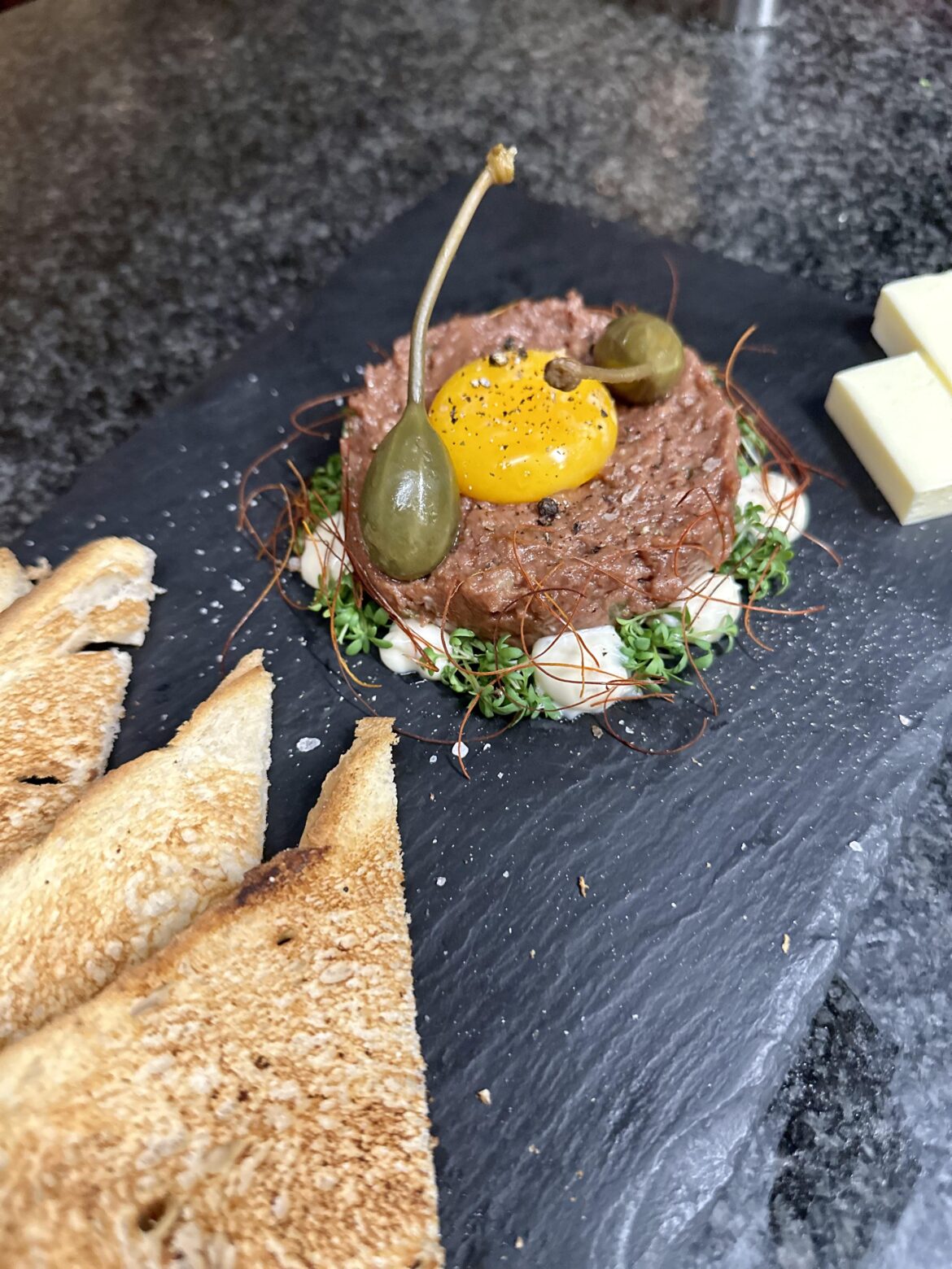 beef tatar / tenderloin - caparen - truffel mayo - sprouts - chilli strings - toast - butter