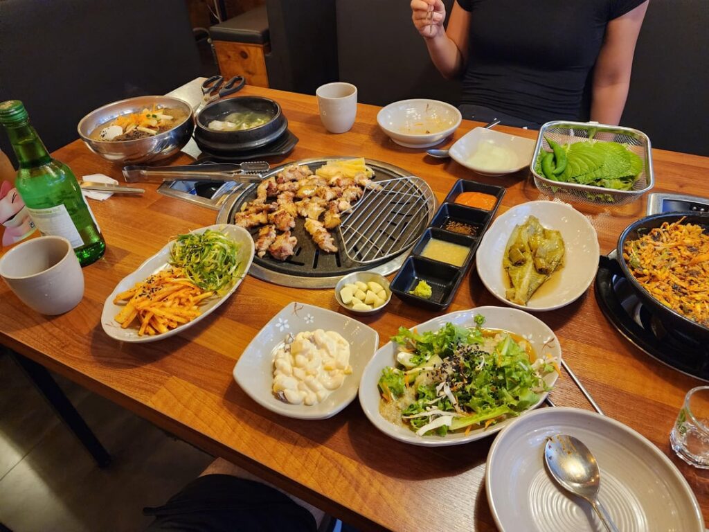Me and my gf's favorite place! Flower samgyeopsal! (꽃삼겹살)