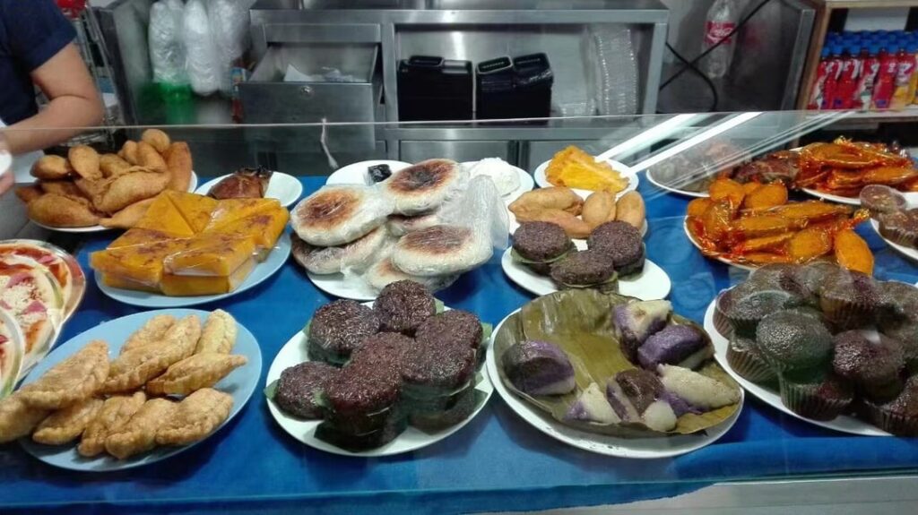 Let me ask you guys something that Filipino foods are yummy and tasty, right? Though I am not a Filipino/Filipina, but I love the streeteats there. I had been staying for a year in Cebu and Bohol and I put up something weights. Guess my favorite food. LOL...