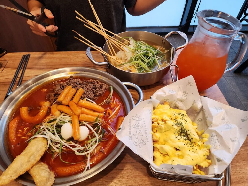 I Had Tteokboki, Garlic Cream Fries, and Eomuk Tang at Cheongnyeon Dabang In Korea!