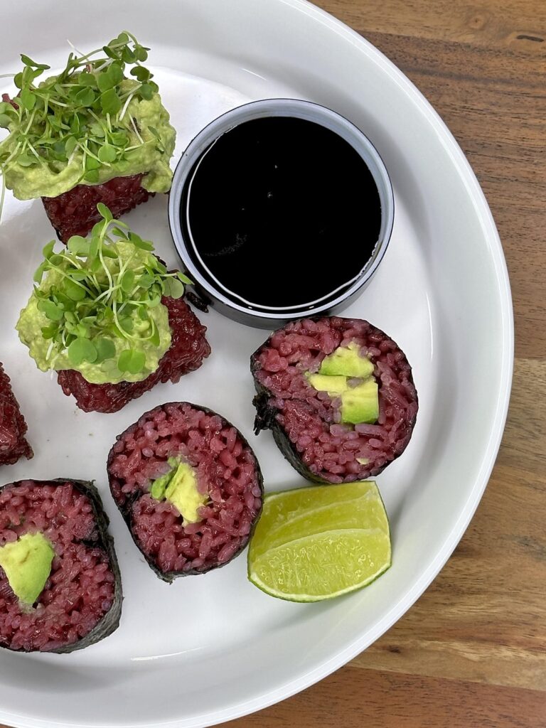 I made a maki and crispy sushi infused with hibiscus with avocado VEGAN
