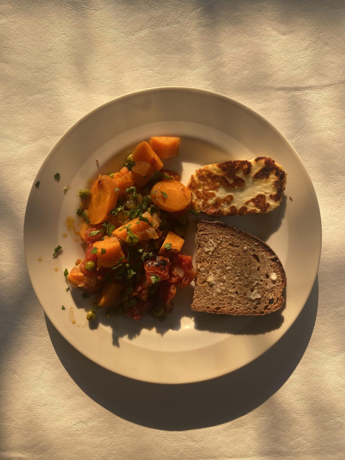 Greek-style peas and sweet potatoes with Halloumi cheese and whole bread