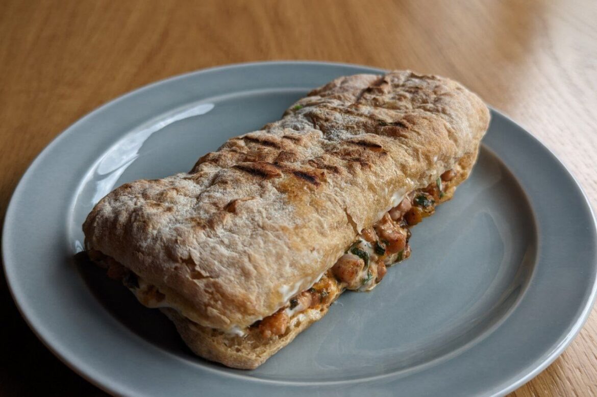 The chicken is spicy, the sauce and cheese blend into one thick mass that is even a bit overdone. The bread, by the way, is also decent. It's tasty, hearty, a good option to grab on the way