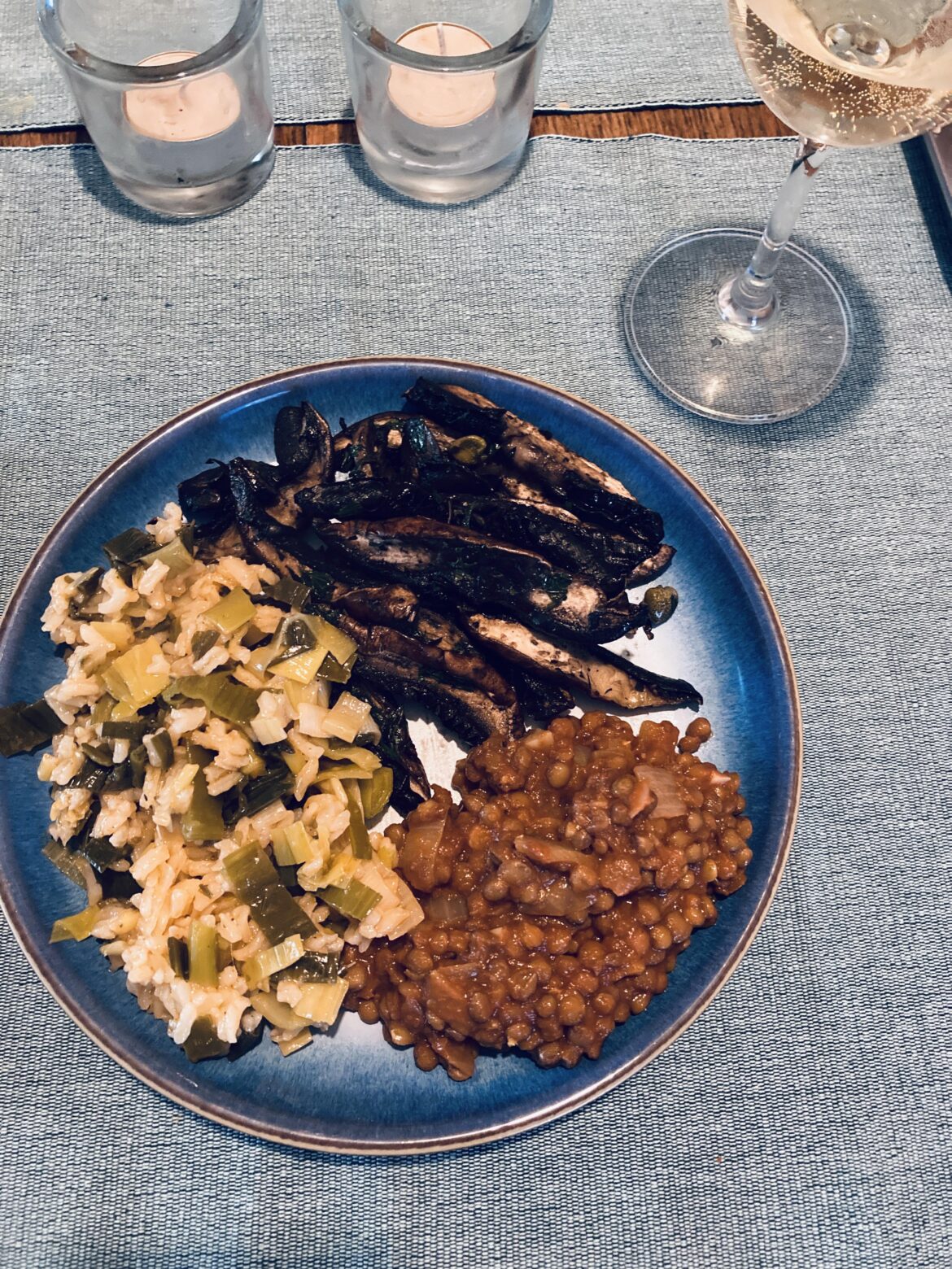 Leek rice, tomato lentils, and mushrooms with parsley, one glass white wine