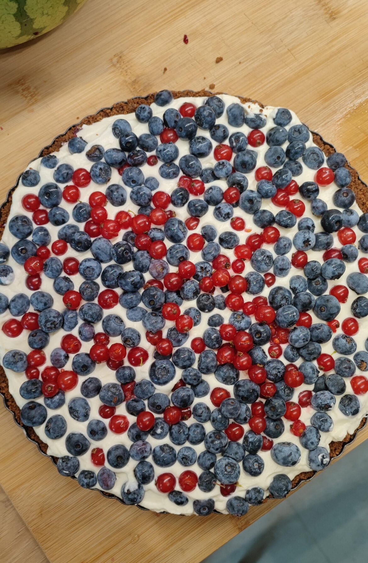 Blueberry and currant tart with white chocolate and mascarpone cream