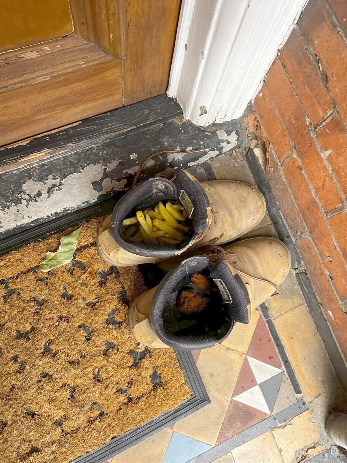 Working as a delivery driver. Someone tell me why there is chips and chicken in their boots? (Plus the lil salad on the side)