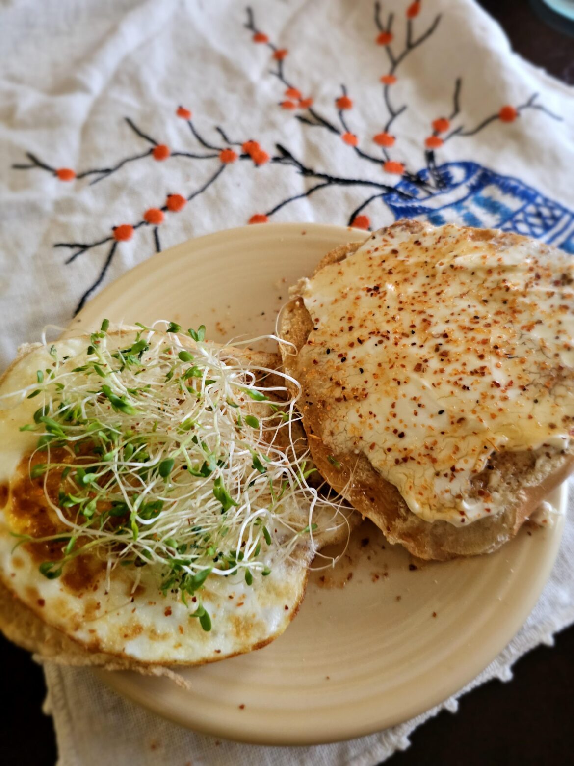 Breky bagel. Cream cheese, fried egg, tajin & sprouts+ hot honey. 🔥