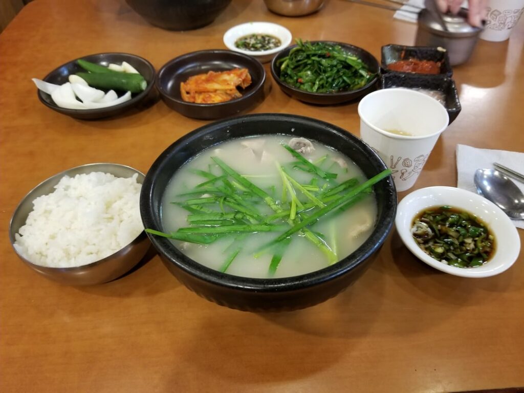 Everyone's posting 돼지 국밥 so here's my addition, from a restaurant in Nampo-dong, Busan