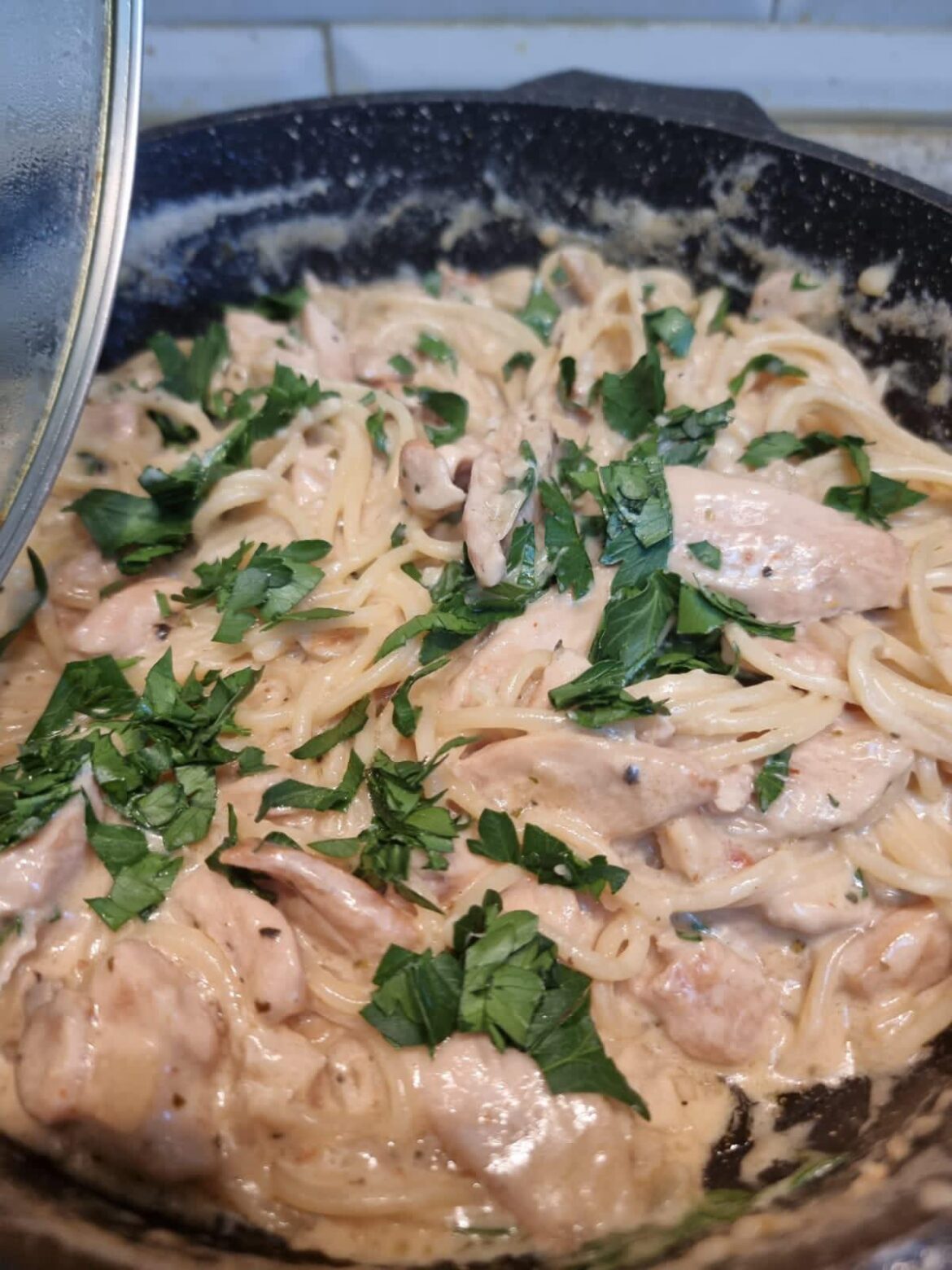 Creamy spaghetti pasta with chicken