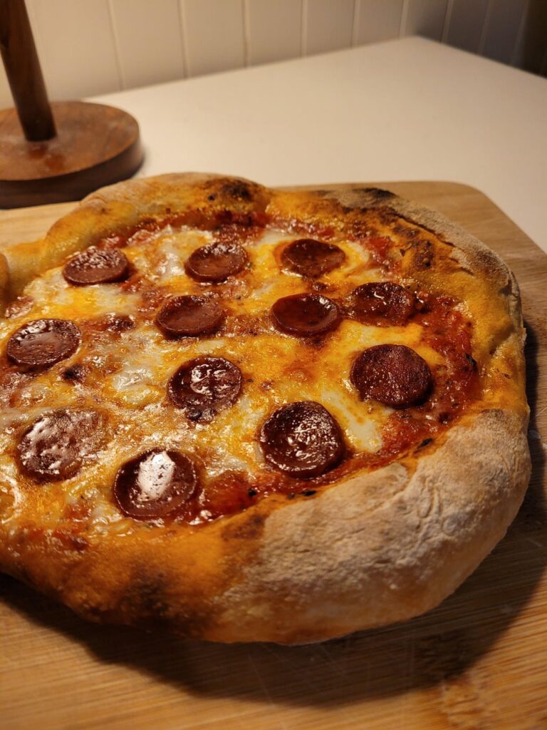 Sourdough pizzas (T00 flour & 240°C home oven) - What makes it more "bready" or more "holy" ?