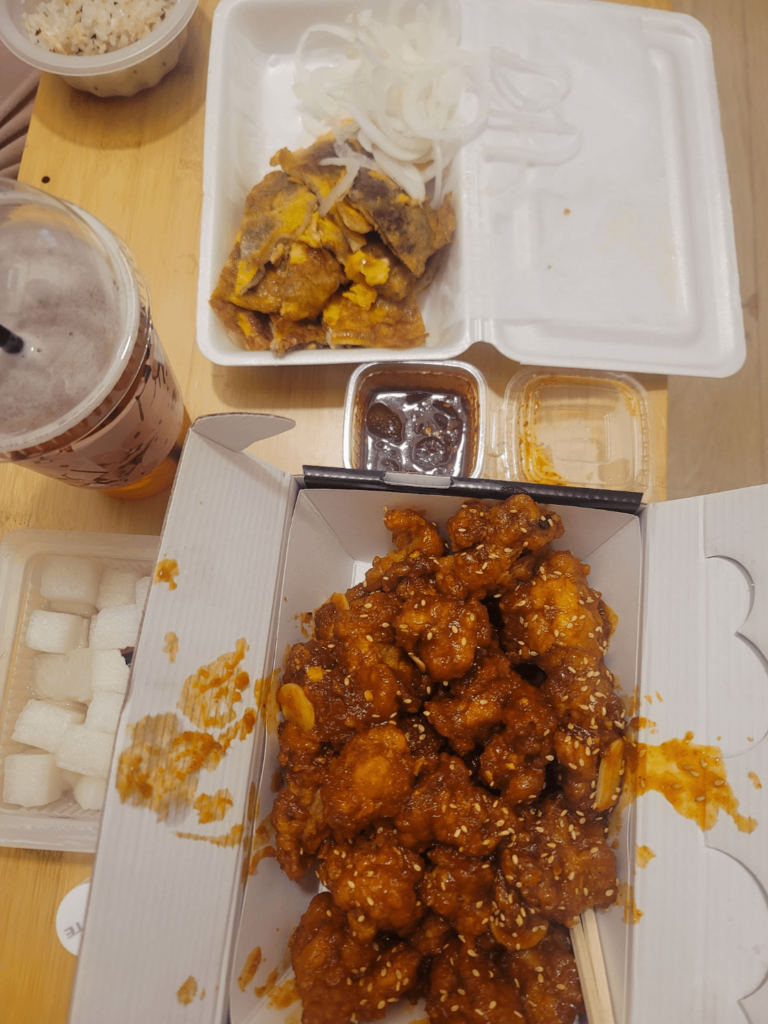 마약육전(Drug- battered beef)과 닭강정(Sweet fried chicken)