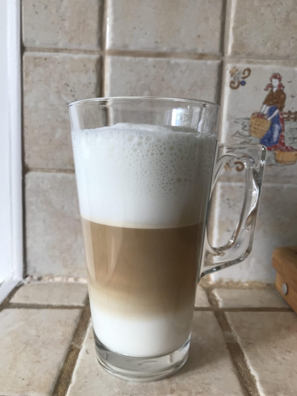 Help-my latte macchiato is always like on the pic: can you help me?issue is that there is always milk under the coffee. thank you!