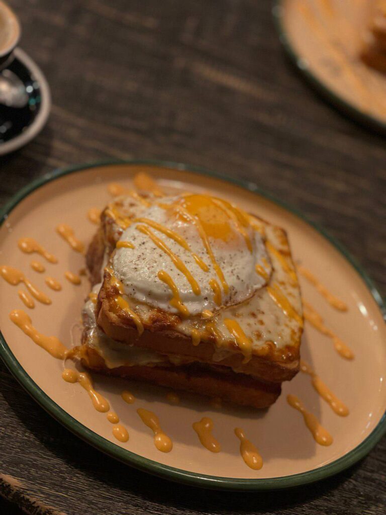 A quick way to have a nice snack! Oven-baked egg sandwich