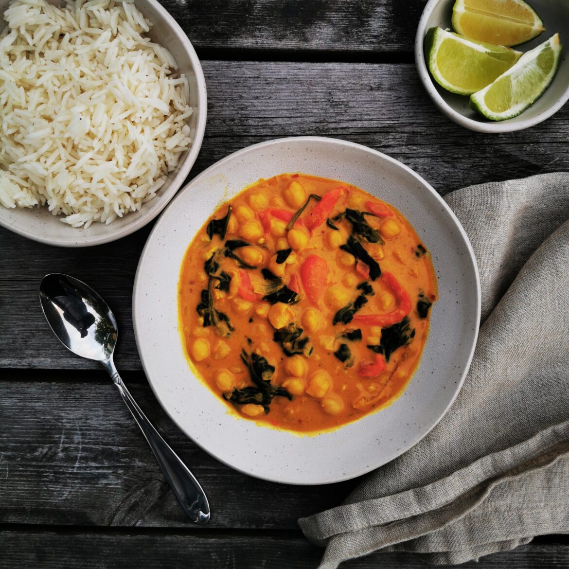 Instant Pot Peanut Chickpea Curry - spicy and tasty dish from cheap and available ingredients. Recipe in the comments!