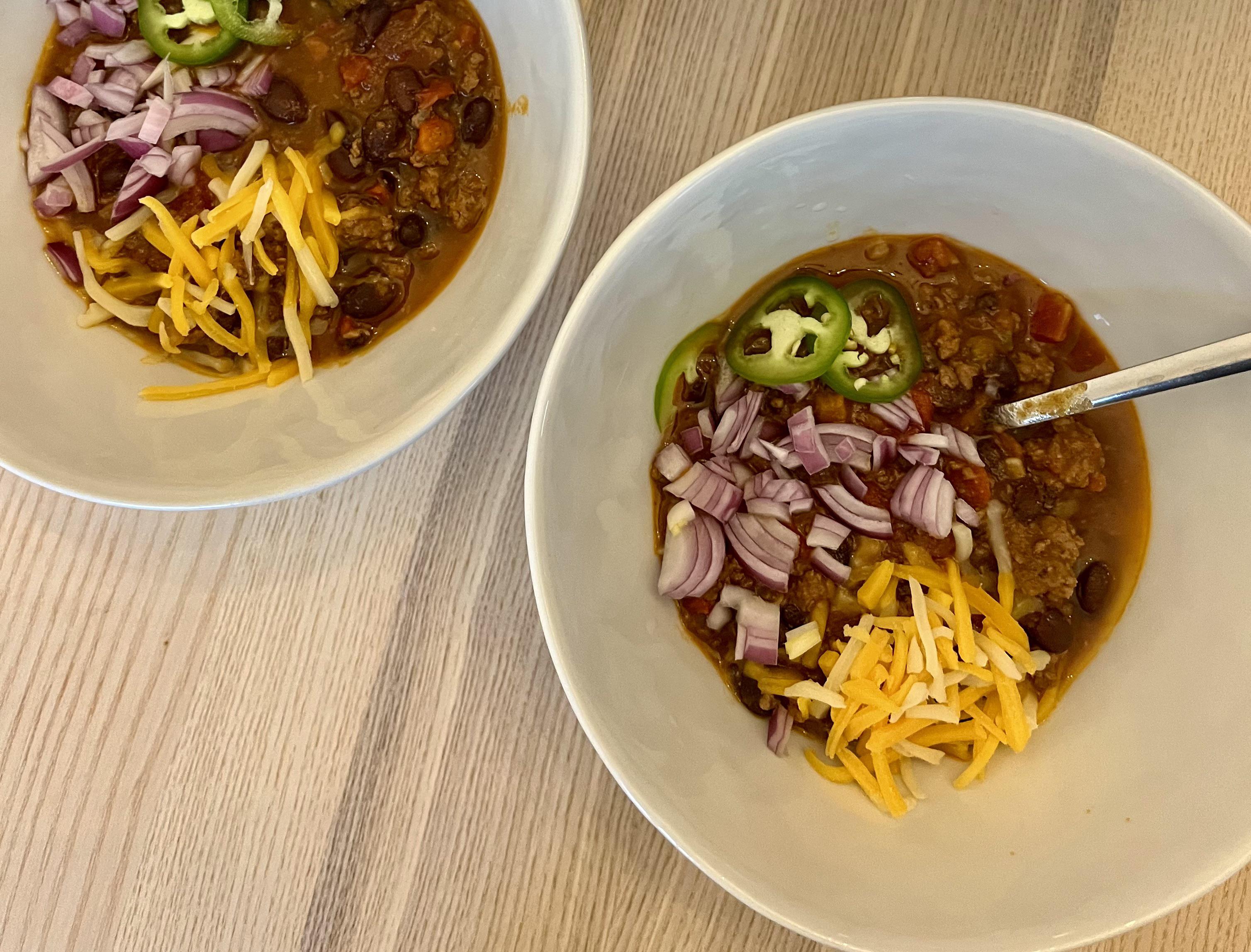 Skinnytaste quick beef chili = comfort food. 312 calories per bowl