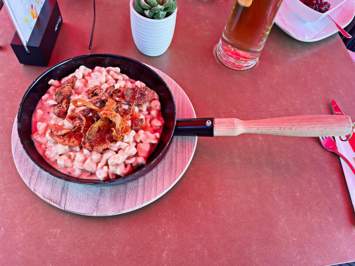 Tiroler Kasspatzln served directly from the stove