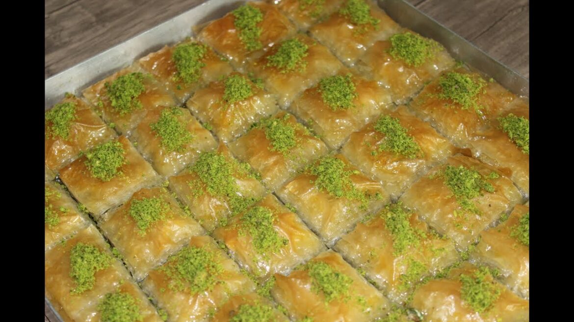 YUFKA AÇAMAYANLAR İÇİN HEM PRATİK HEM LEZZETLİ KARE DİLİM BAKLAVA