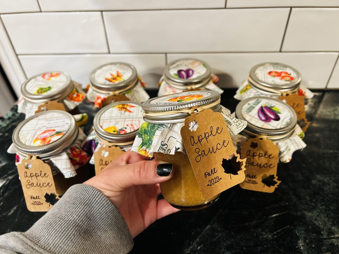 Canned some apple sauce as thanksgiving gifts. Damn these turned out cute!