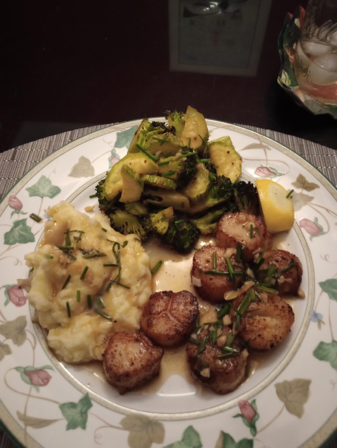 Pan seared scallops with lemon butter sauce