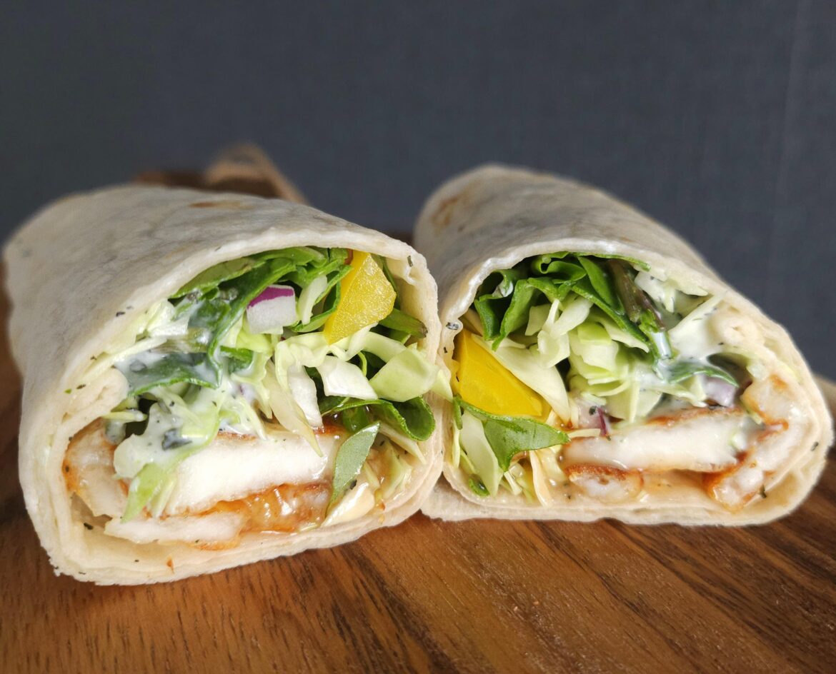 Veggie wraps with fried halloumi, mint yoghurt and sweet chili sauce.