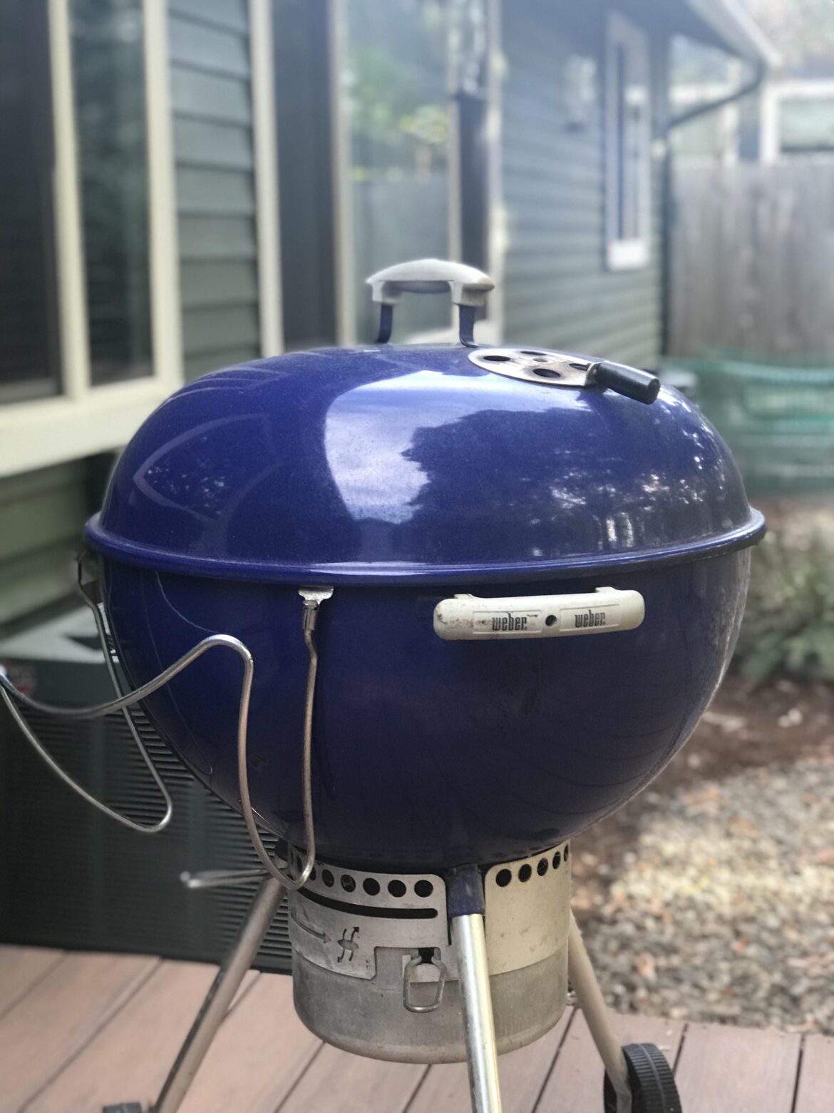 Got a little spatchcock going on my baby. Offset and kisses with a bit of peach wood.