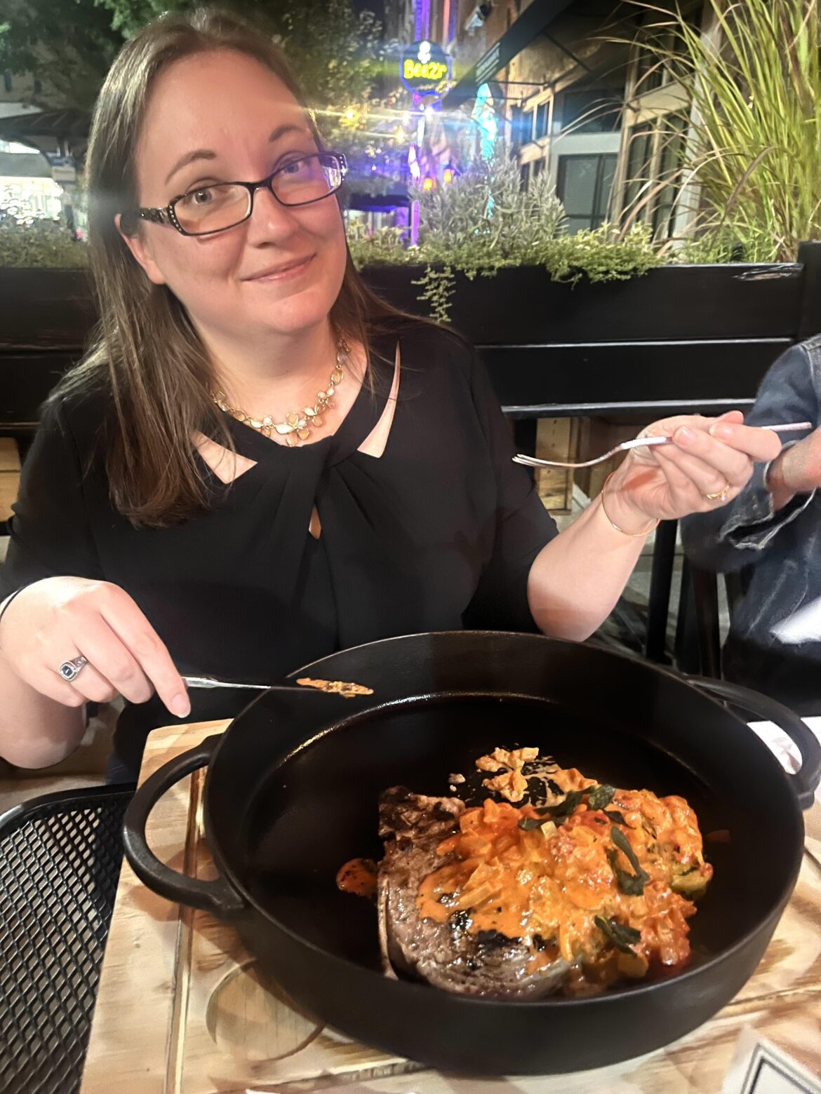 Why bother with plates when you can just use the cookware?