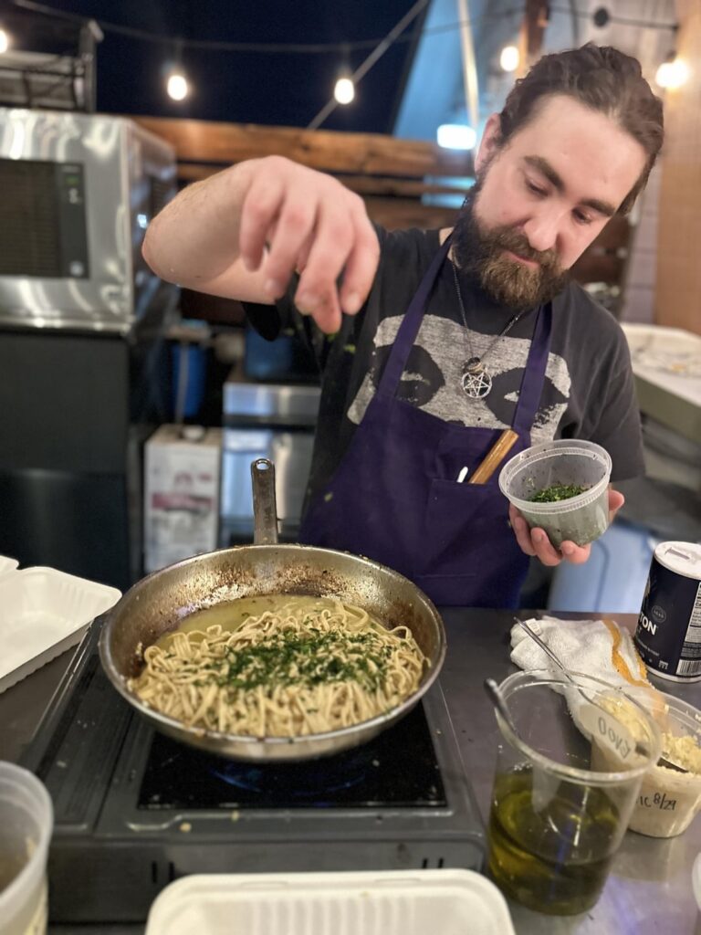 Que Pasta popped up at Kitty Cohen’s for a one night (food) stand 🍝🧄🍹