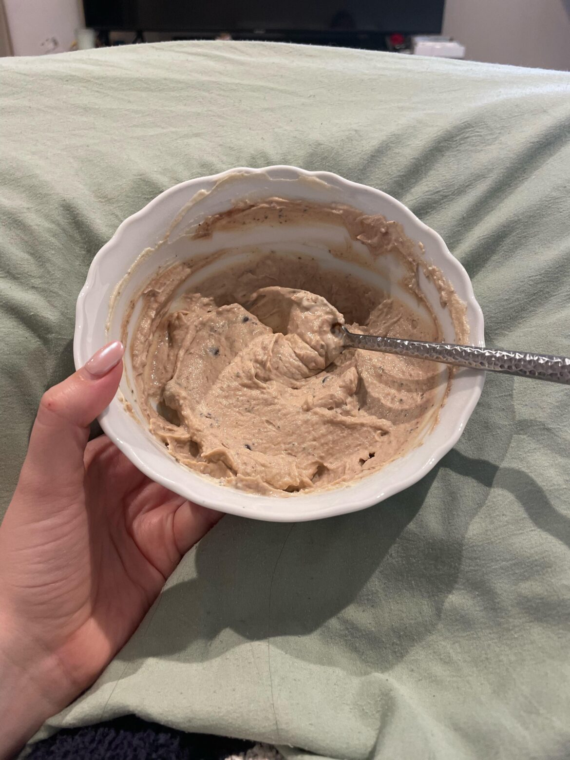 Vanilla choc chip yogurt (330kcal, 41.1g protein)