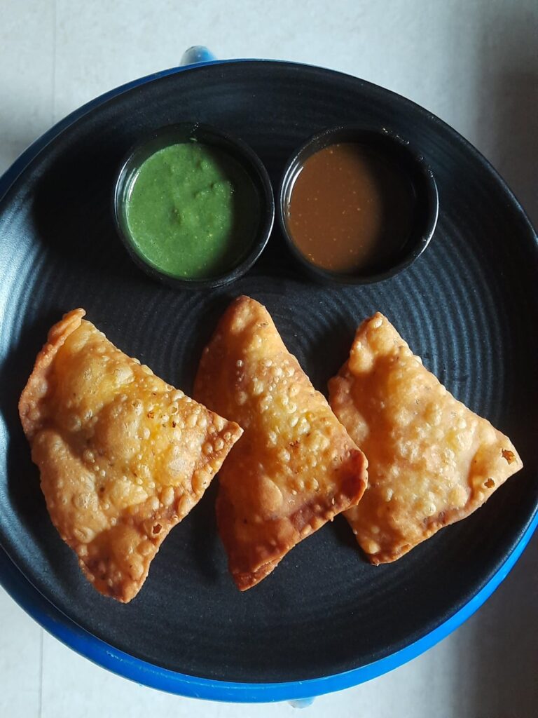 [homemade] - Samosa with green chutney and tamarind-dried mango chutney
