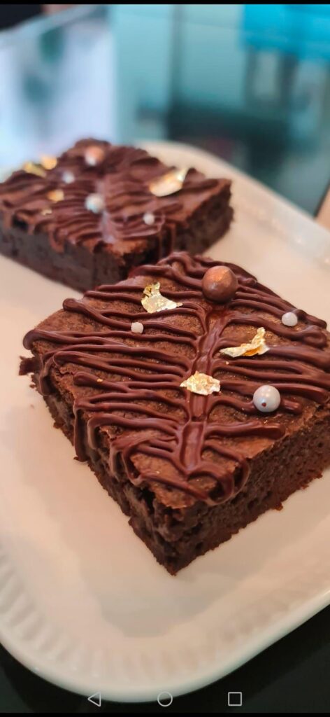 They are so beautiful that you don't want to bite them. Brownies