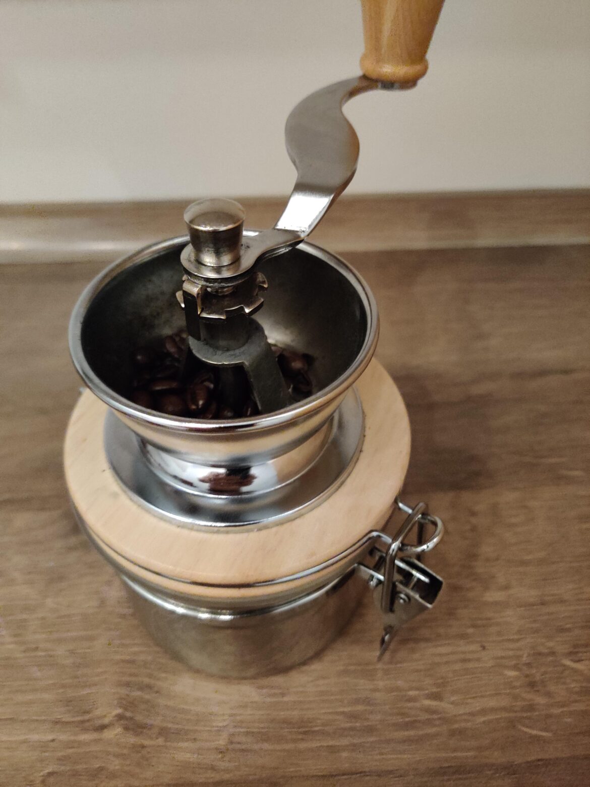 How do I adjust the grind settings if this coffee grinder?