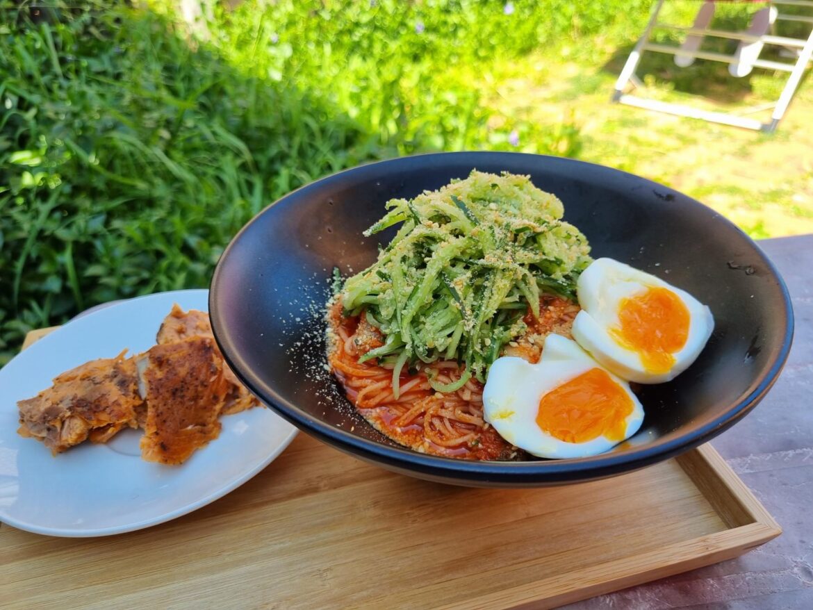 It's really hot in Sydney right now so I tried making bibim-guksu for the first time