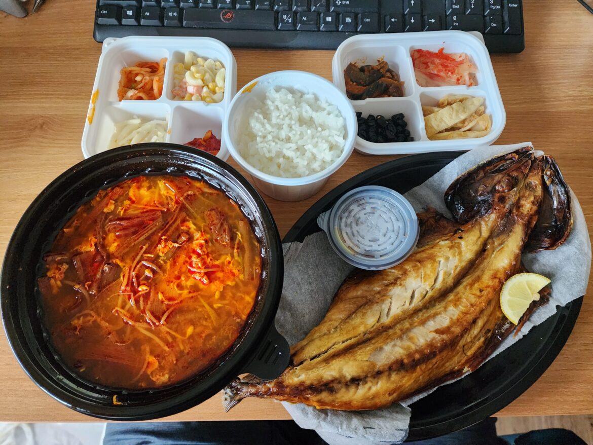 육개장 and 고등어구이! I ordered this while I was playing computer games and it arrived 20 minutes later!