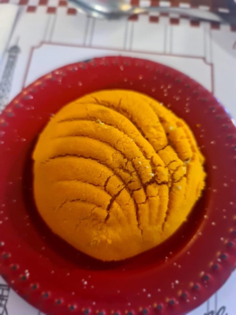 Concha filled with dulce de leche, a caress for the palate. Lille Resturante, Toluca.