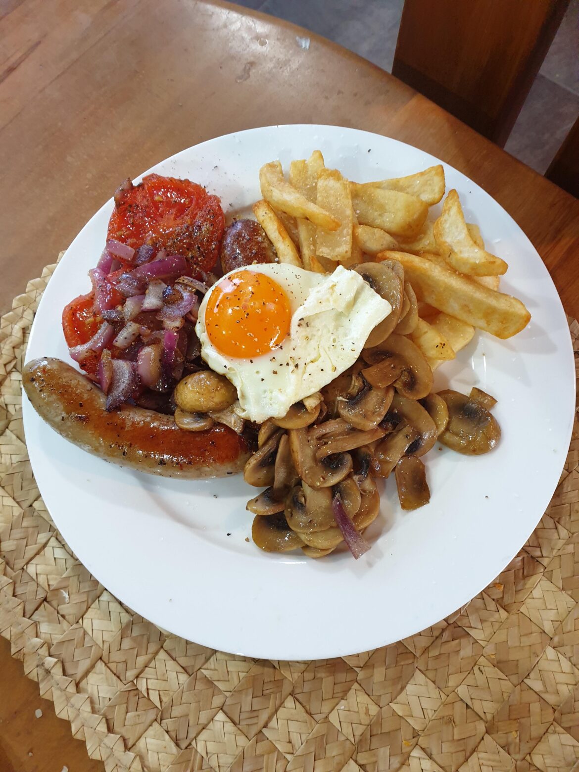 Sausage, Red Onion, Tomatoes, Mushrooms 🍄 chips, and a Freerange from my flock 🥚