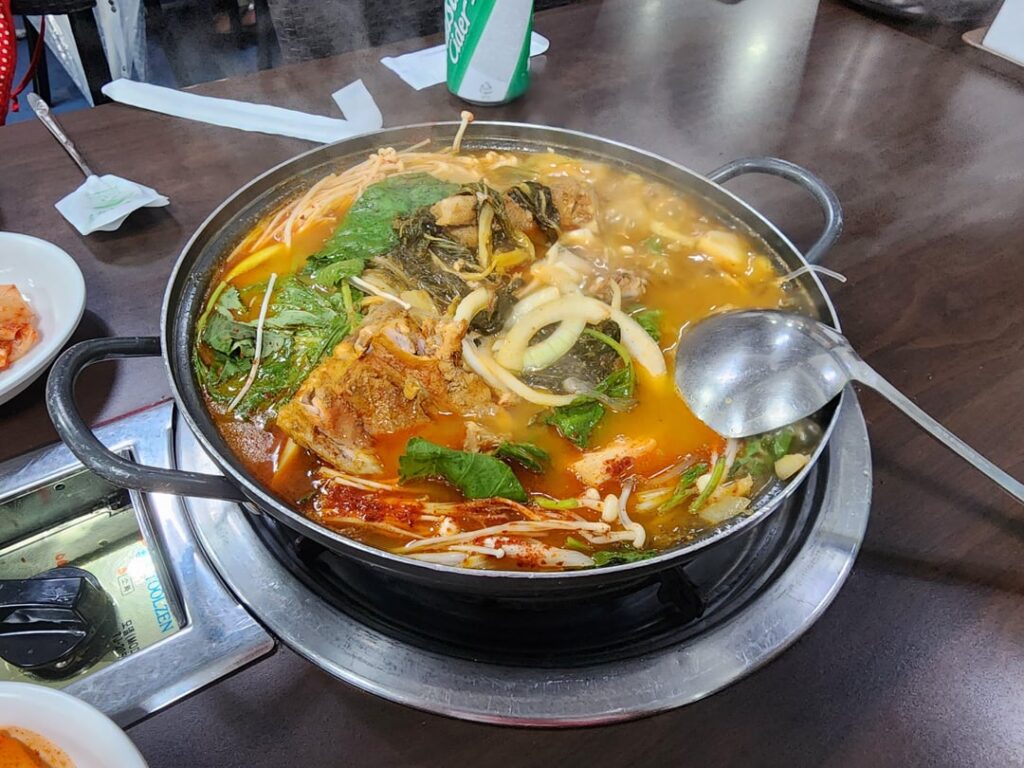 24/7 Gamjatang at 가나안뼈해장탕