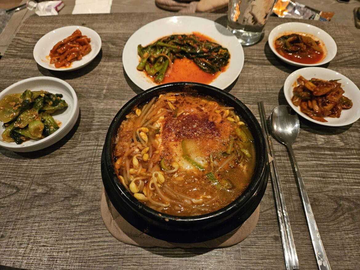 Kongnamul gukbap with banchan