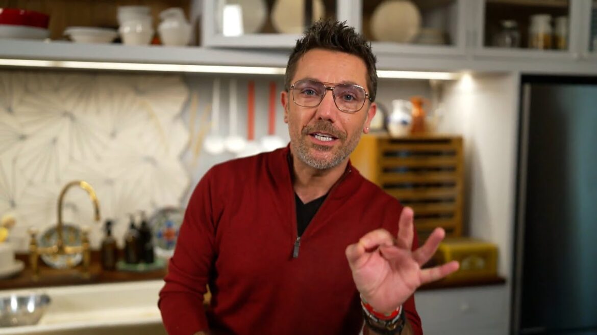 Gino D’Acampo shows you how to make the perfect Carbonara | Italian Food, Made Easy. Gino D’Acampo shows you how to make the perfect Carbonara | Italian Food, Made Easy.