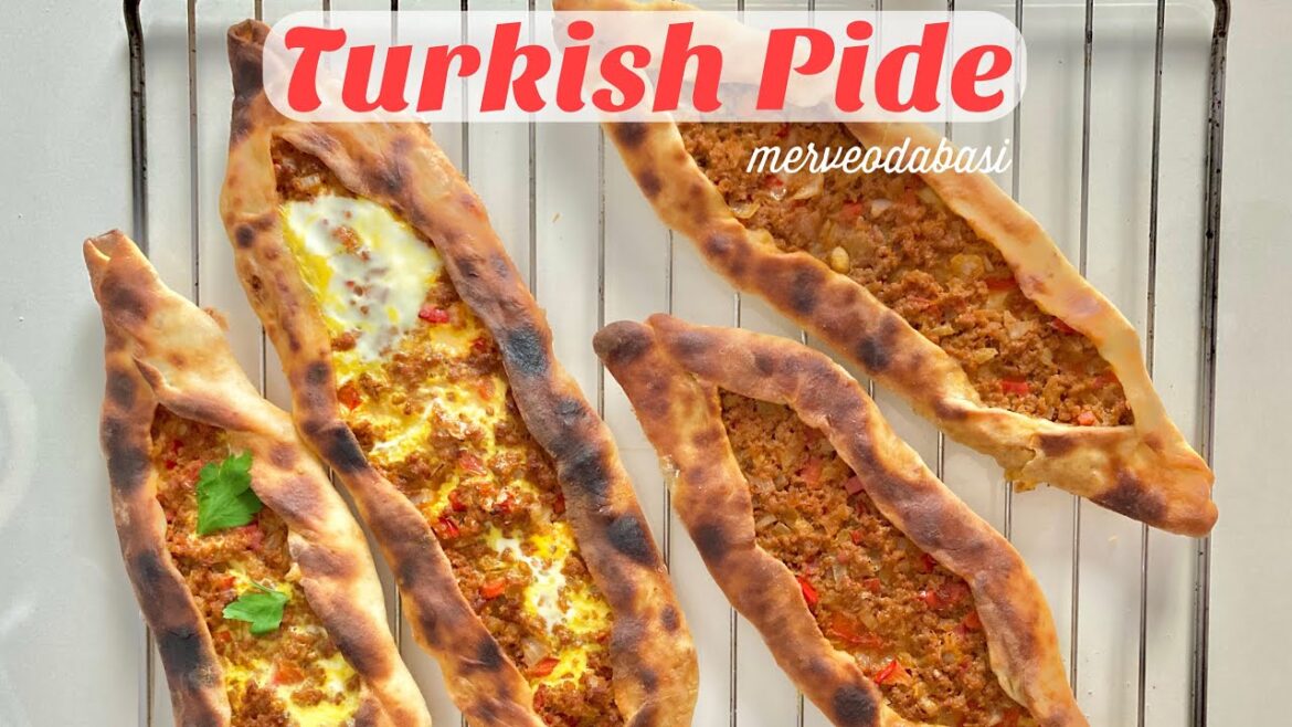 Turkish Pide / Turkish Pizza w Minced Meat & Cheese /Pide turco (Pizza Turca) /Kıymalı Peynirli Pide