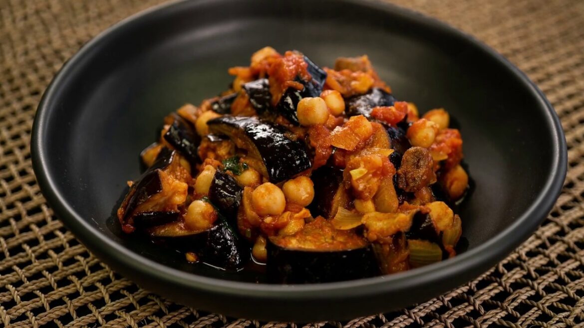 Healthy Lebanese Maghmour (chickpea and eggplant stew)