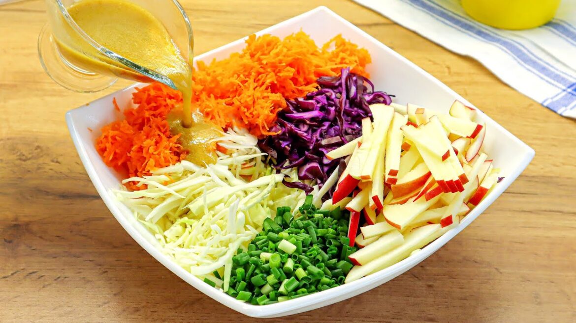 Ich kann nicht aufhören, diesen Salat zu essen! Kohl, Karotte und Apfel! So frisch und knusprig! Ich kann nicht aufhören, diesen Salat zu essen! Kohl, Karotte und Apfel! So frisch und knusprig!