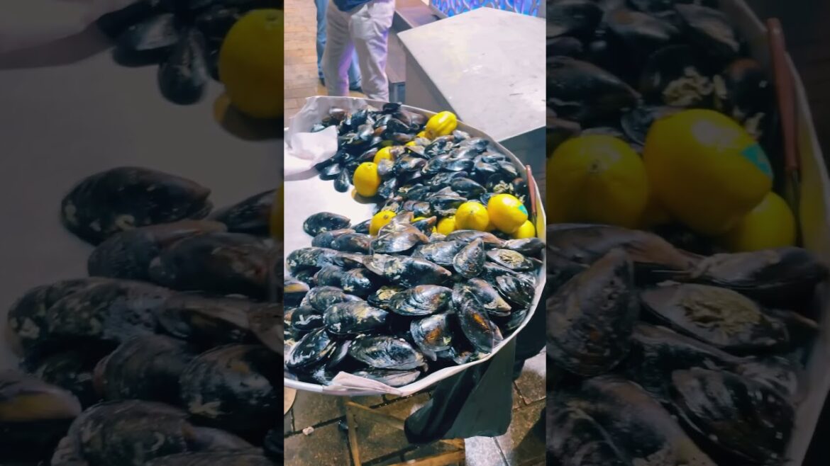 Yummy Turkish Street Food: Midye Dolma!