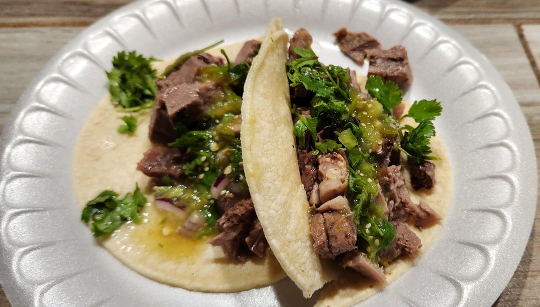 Tacos de cabeza y lengua con salsa Verde Dining and Cooking
