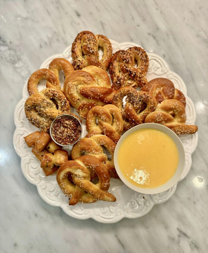 [Homemade] Soft Pretzels & Cheese Dip
