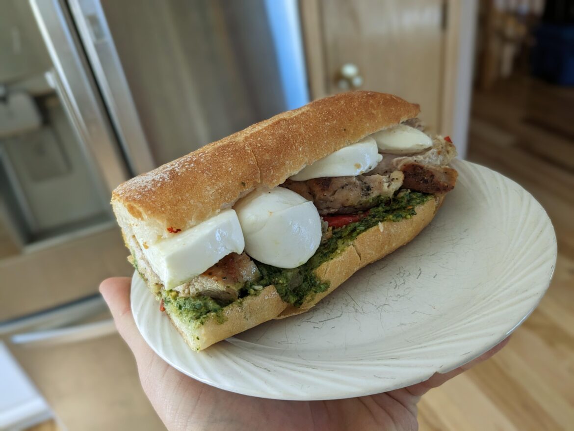 Made a chicken pesto sandwich. I thought it was very nice, so here it is...