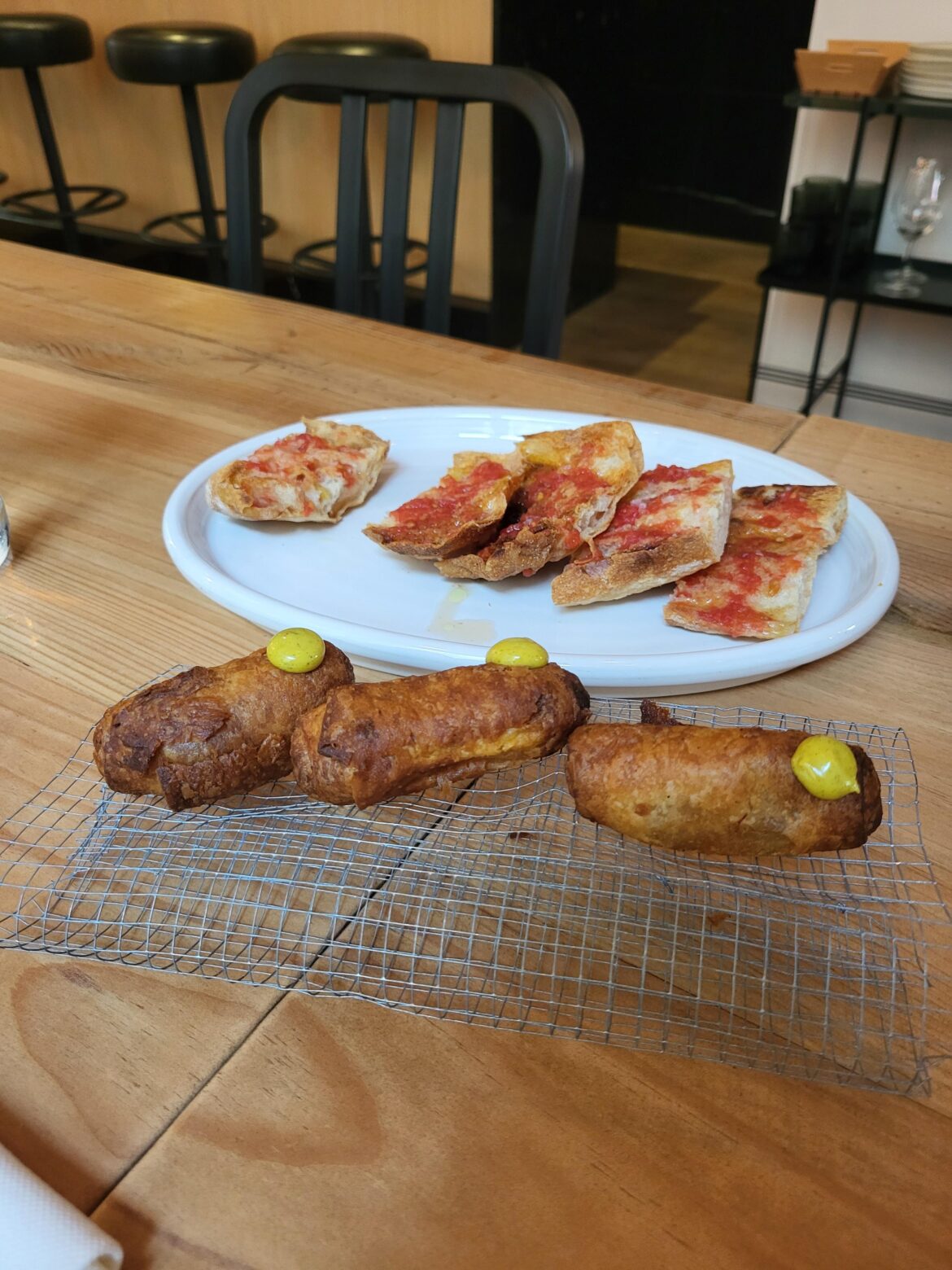 Croquetes on metallic mesh