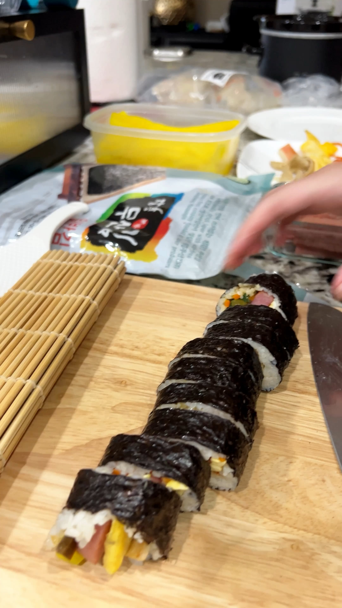 Making kimbap