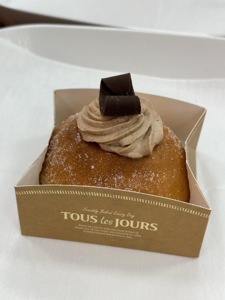 뚜레쥬르 / Tous les Jours : Chocolate Donut, Iced Pumpkin Pie Macchiato